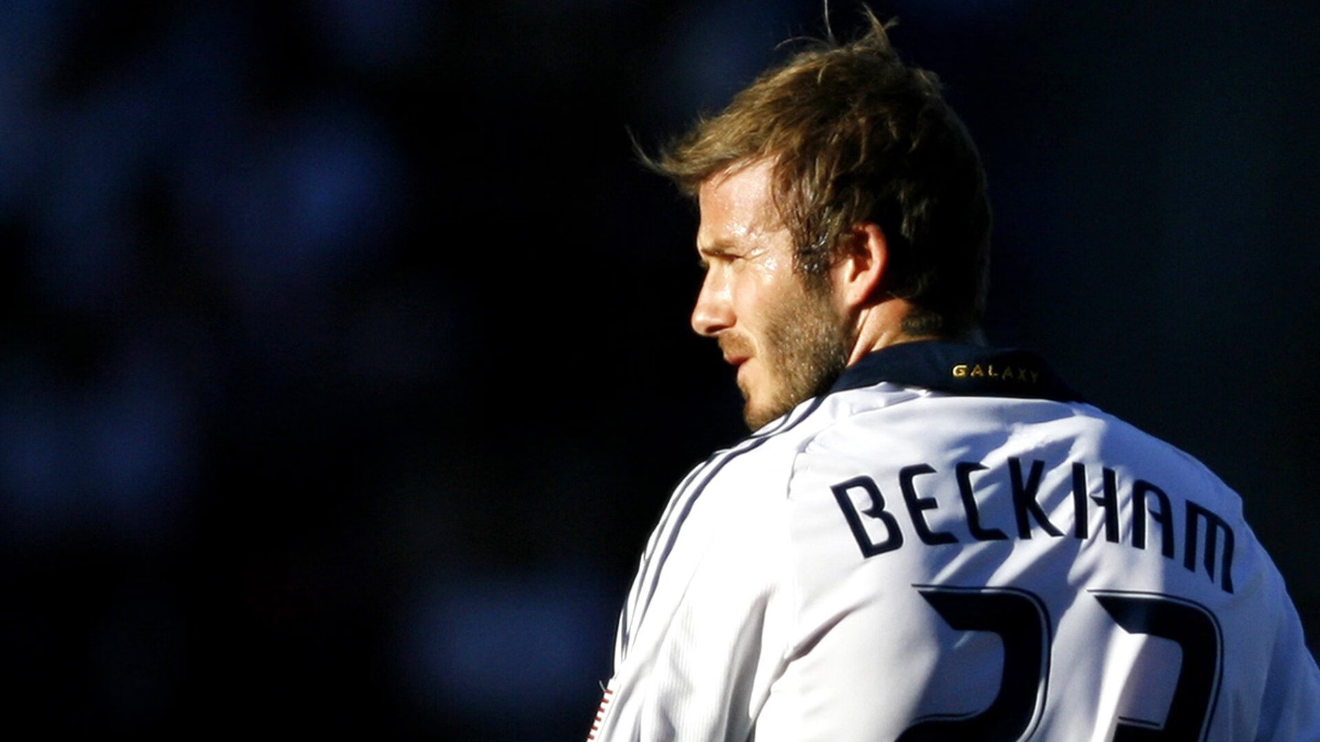 德甲争冠战之夜,布克用实力证明自己,当聚光灯照亮的不只是足球